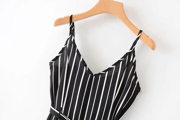 Dugi prugasti kombinezon s tankim naramenicama i remenom