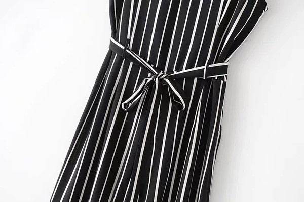 Dugi prugasti kombinezon s tankim naramenicama i remenom