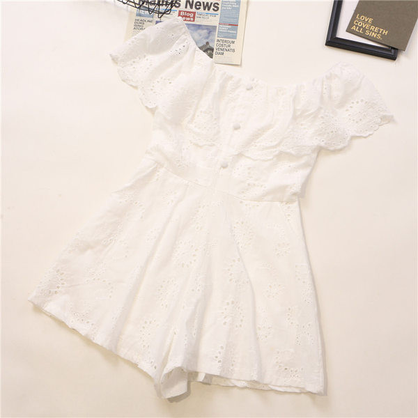 Salopeta de dama actuala cu nasturi si decolteu barca