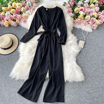 Salopetă casual de damă, cu mâneci lungi și decolteu spitz