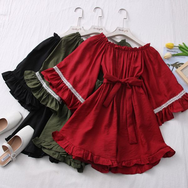 Salopeta de dama moderna cu centura si decolteu barca