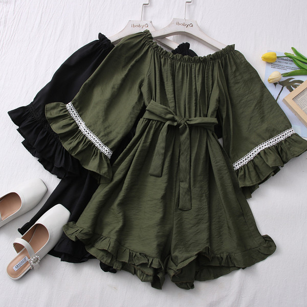 Salopeta de dama moderna cu centura si decolteu barca