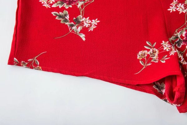 Salopeta scurta cu model floral si talie elastica