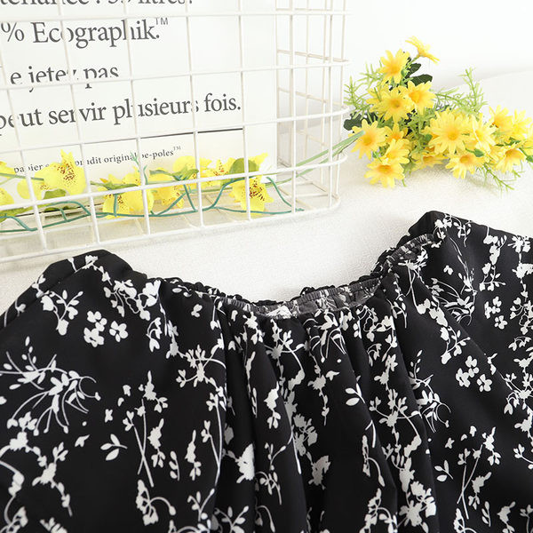 Ženski dugi kombinezon sa cvjetnim motivima i pojasom