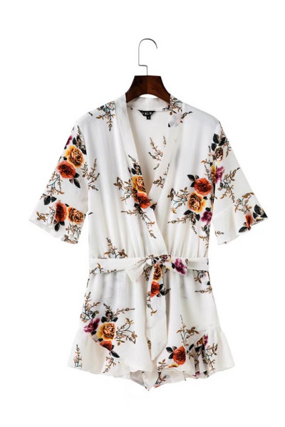 Κοντή γυναικεία ολόσωμη φόρμα με βολάν και βαθύ ντεκολτε