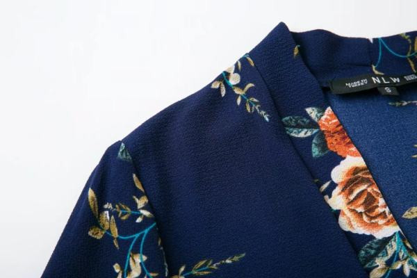 Κοντή γυναικεία ολόσωμη φόρμα με βολάν και βαθύ ντεκολτε