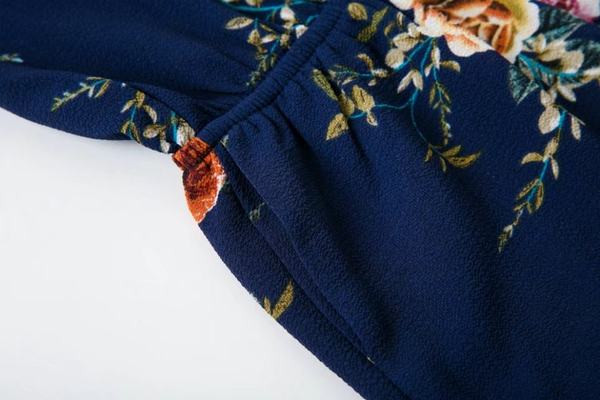 Κοντή γυναικεία ολόσωμη φόρμα με βολάν και βαθύ ντεκολτε