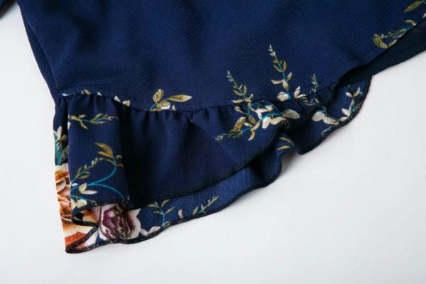 Κοντή γυναικεία ολόσωμη φόρμα με βολάν και βαθύ ντεκολτε