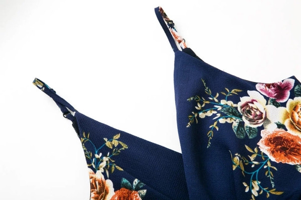 Kratki kombinezon s tankim naramenicama i dubokim špic izrezom