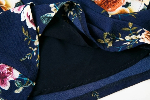 Kratki kombinezon s tankim naramenicama i dubokim špic izrezom