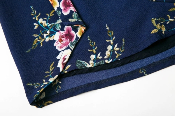 Kratki kombinezon s tankim naramenicama i dubokim špic izrezom