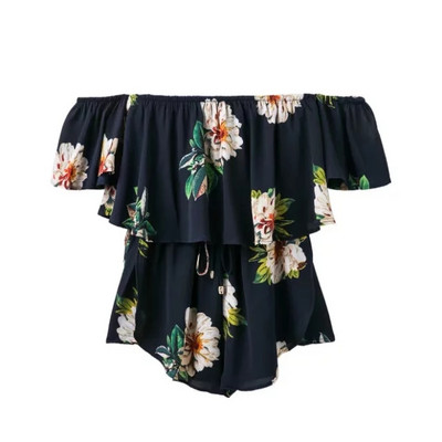 Kratki ljetni kombinezon golih ramena i cvjetnog uzorka