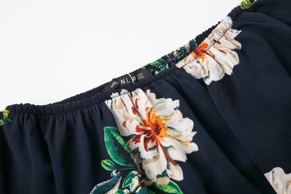 Kratki ljetni kombinezon golih ramena i cvjetnog uzorka