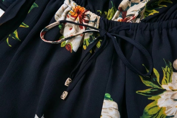 Kratki ljetni kombinezon golih ramena i cvjetnog uzorka