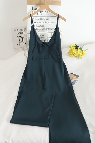 Salopetă lungă modernă, cu bretele subțiri și decolteu spitz