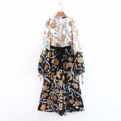 Salopetă lungă modernă, cu un model cu model și un decolteu de spitz adânc