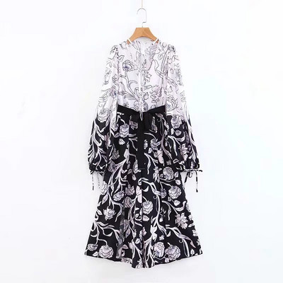 Salopetă lungă modernă, cu un model cu model și un decolteu de spitz adânc