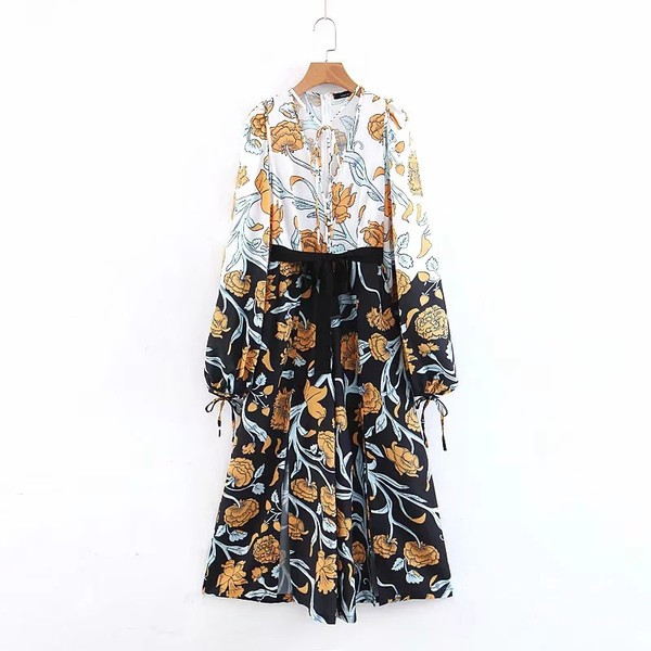 Salopetă lungă modernă, cu un model cu model și un decolteu de spitz adânc