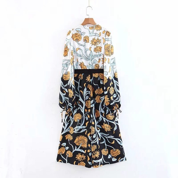 Salopetă lungă modernă, cu un model cu model și un decolteu de spitz adânc