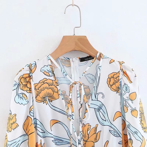 Salopetă lungă modernă, cu un model cu model și un decolteu de spitz adânc