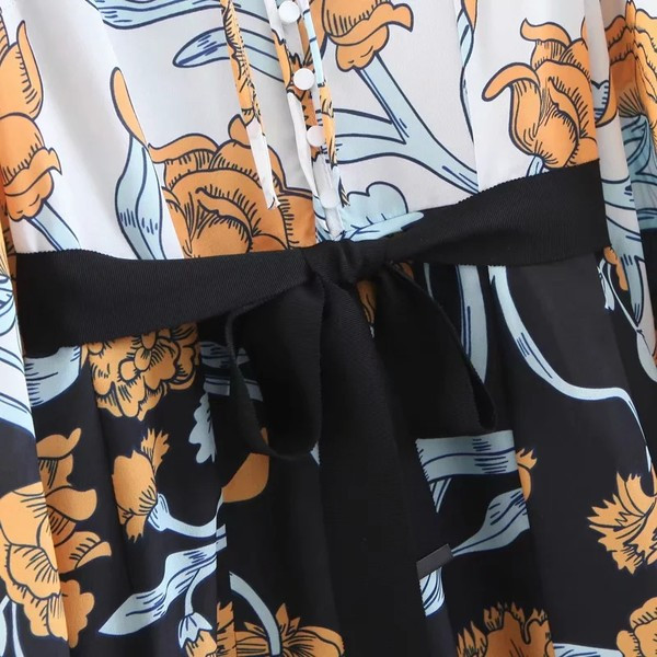 Salopetă lungă modernă, cu un model cu model și un decolteu de spitz adânc