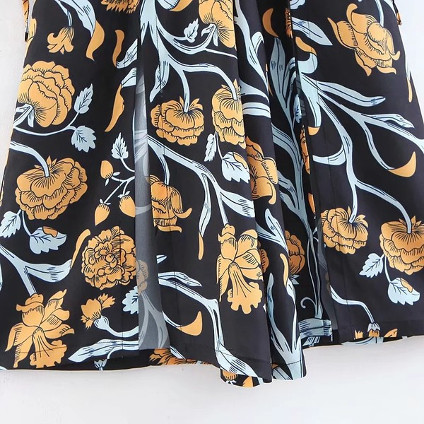 Salopetă lungă modernă, cu un model cu model și un decolteu de spitz adânc