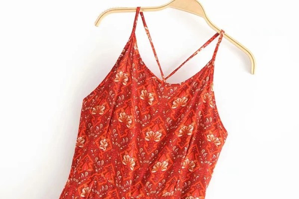 Salopetă lungă modernă cu picioare largi și bretele subțiri