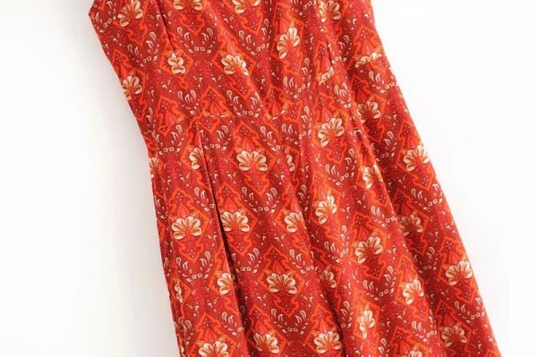 Salopetă lungă modernă cu picioare largi și bretele subțiri