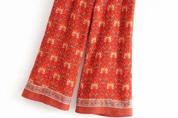 Salopetă lungă modernă cu picioare largi și bretele subțiri