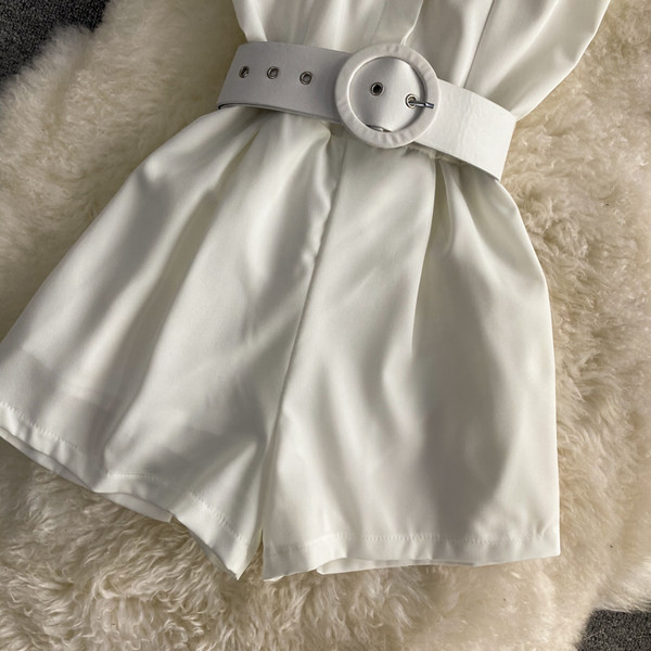 Novi model ženskog kombinezona sa kragnom i remenom u bijeloj i crnoj boji