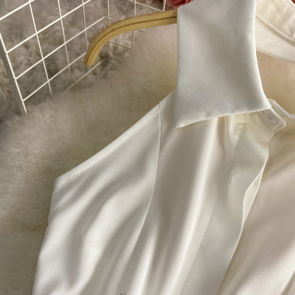 Novi model ženskog kombinezona sa kragnom i remenom u bijeloj i crnoj boji