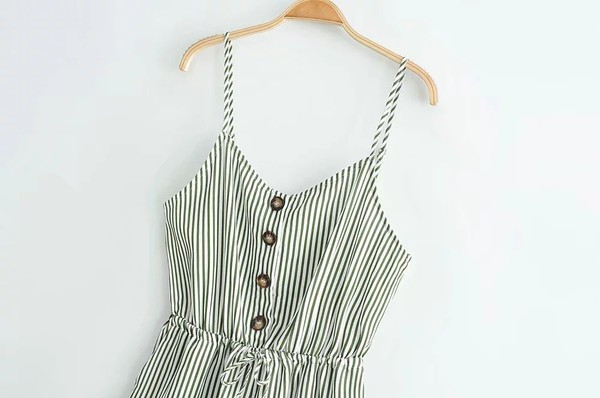 Salopetă casual în dungi, cu nasturi și bretele subțiri