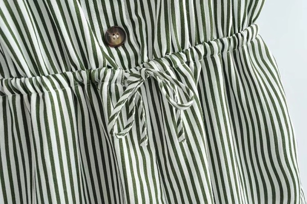 Salopetă casual în dungi, cu nasturi și bretele subțiri