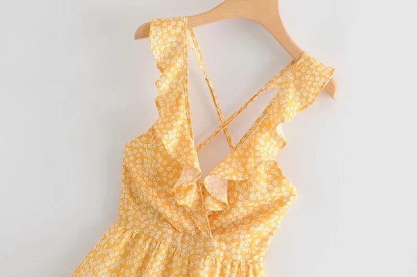 Salopetă scurtă de vară cu bucle și spate gol