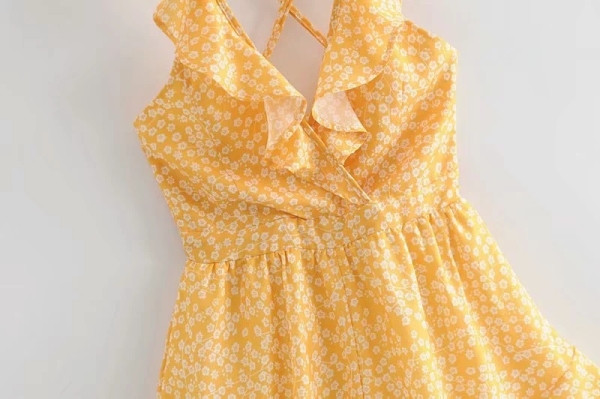 Salopetă scurtă de vară cu bucle și spate gol