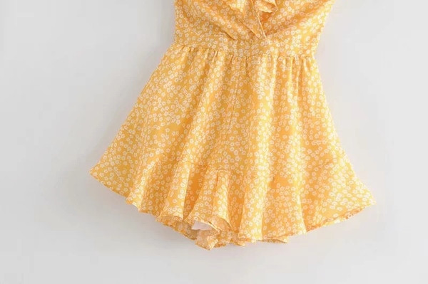 Salopetă scurtă de vară cu bucle și spate gol