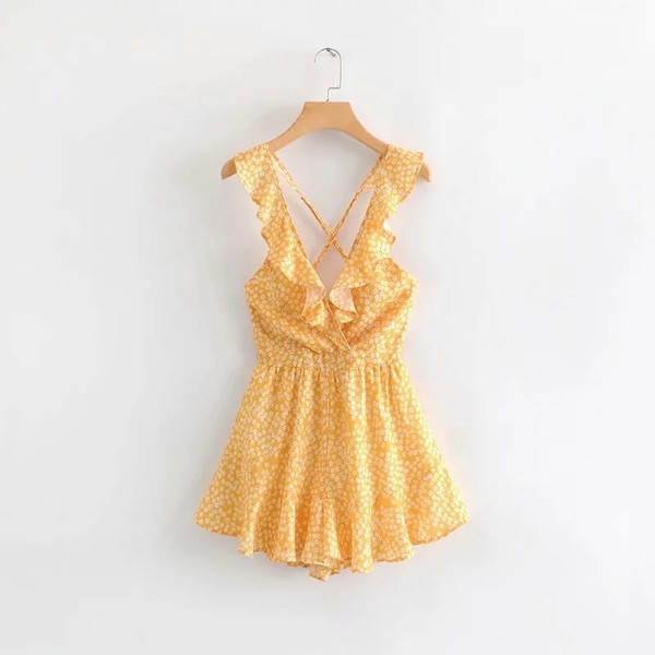 Salopetă scurtă de vară cu bucle și spate gol