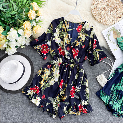 Ležerni ženski kratki kombinezon sa špic izrezom