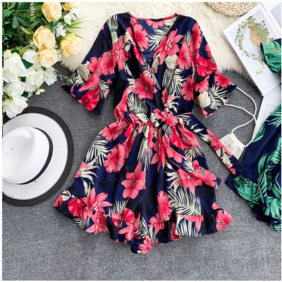 Ležerni ženski kratki kombinezon sa špic izrezom