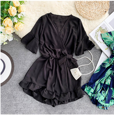 Ležerni ženski kratki kombinezon sa špic izrezom