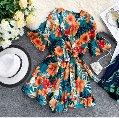 Ležerni ženski kratki kombinezon sa špic izrezom