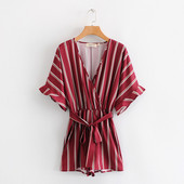 Salopetă scurtă cu dungi, cu curea și decolteu adanc