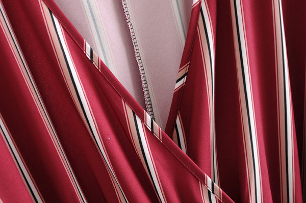 Salopetă scurtă cu dungi, cu curea și decolteu adanc