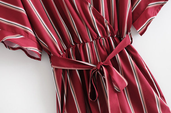 Salopetă scurtă cu dungi, cu curea și decolteu adanc