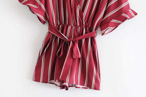 Salopetă scurtă cu dungi, cu curea și decolteu adanc