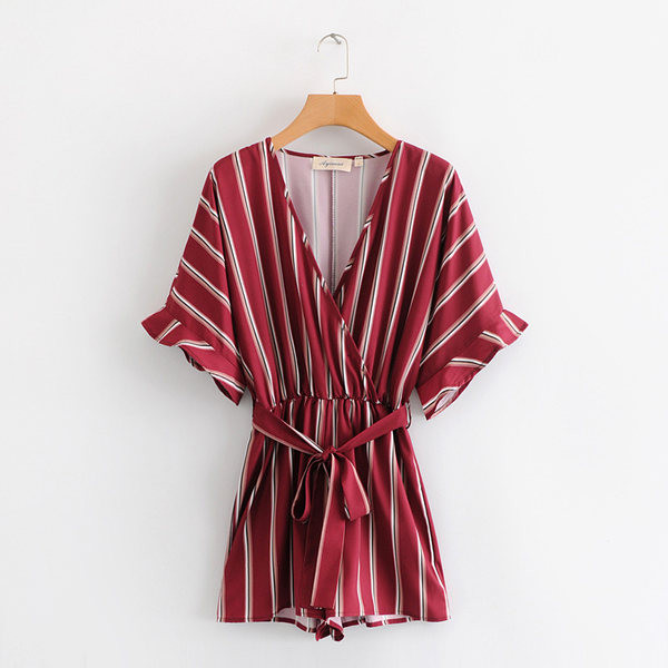 Salopetă scurtă cu dungi, cu curea și decolteu adanc