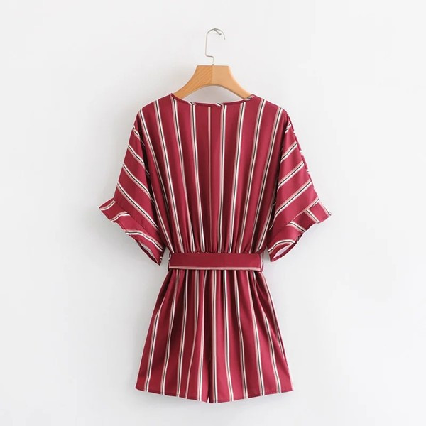 Salopetă scurtă cu dungi, cu curea și decolteu adanc