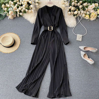 Salopetă de damă modernă, cu decolteu și curea de spitz