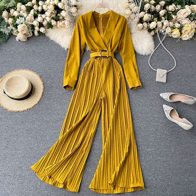 Salopetă de damă modernă, cu decolteu și curea de spitz