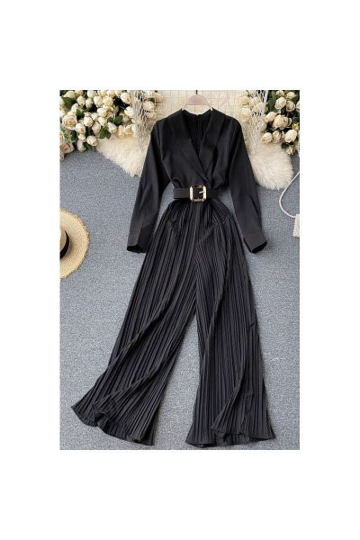 Salopetă de damă modernă, cu decolteu și curea de spitz